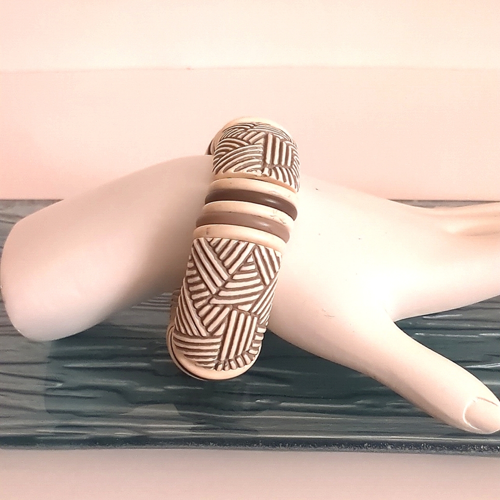 Vintage 1988 Avon Sirocco Gray and Cream Carved Stretch Bracelet